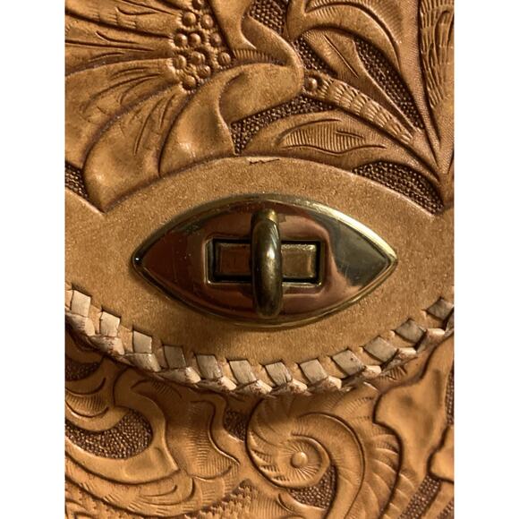 Handtooled Leather Box Purse Tan with Twist Gold Buckle Vintage - Picture 5 of 9